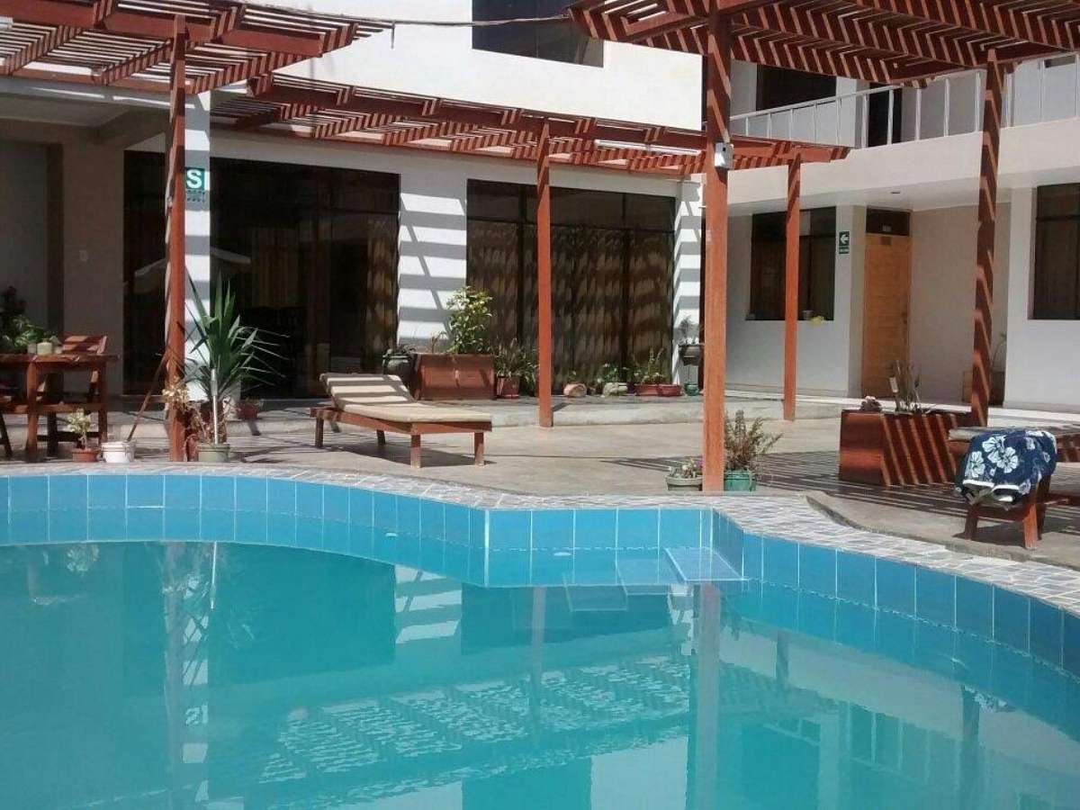 piscina al aire libre del hospedaje en Huacachina