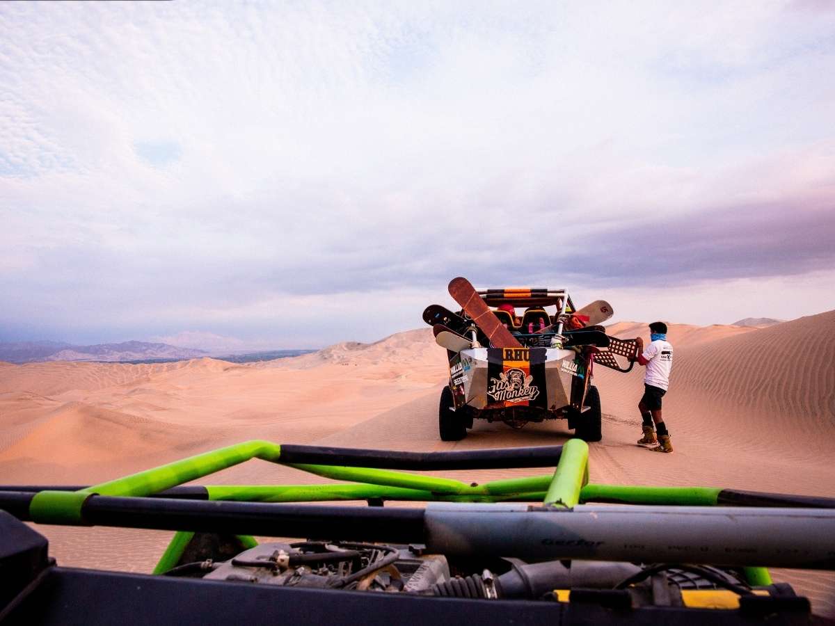 grupo de turistas subiendo la duna en buggy