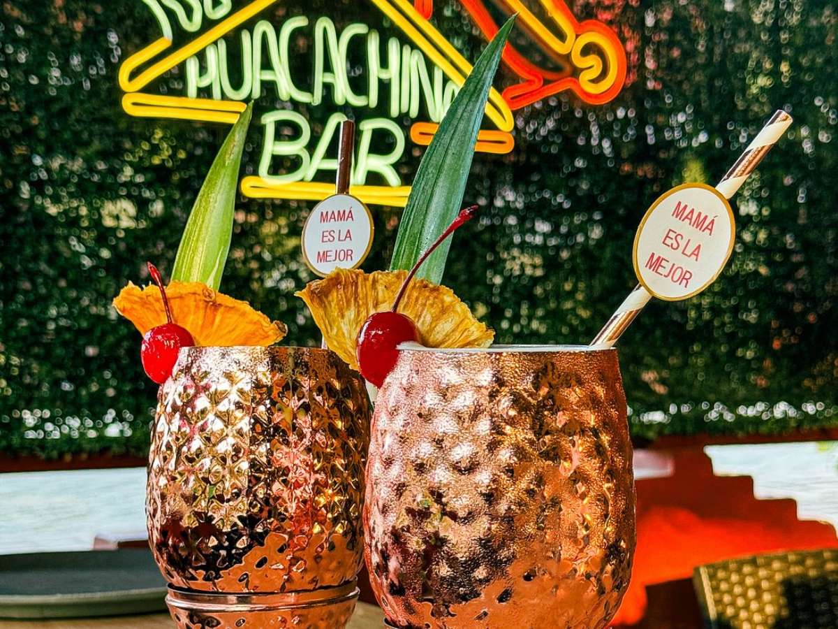 bar con ambiente nocturno en Huacachina