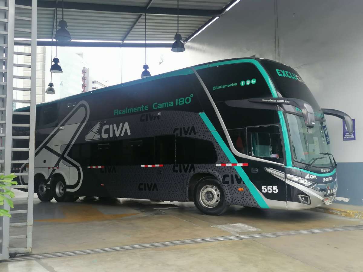 bus interprovincial saliendo de terminal en Lima