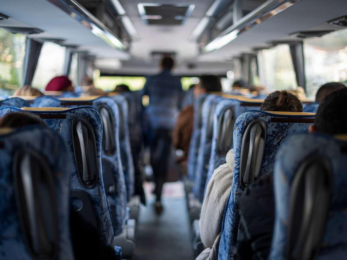 pasajeros abordando bus rumbo a Ica