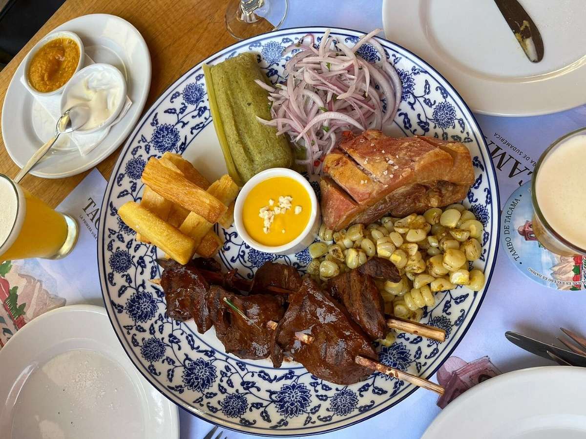 mesa servida con comida criolla en restaurante de Huacachina