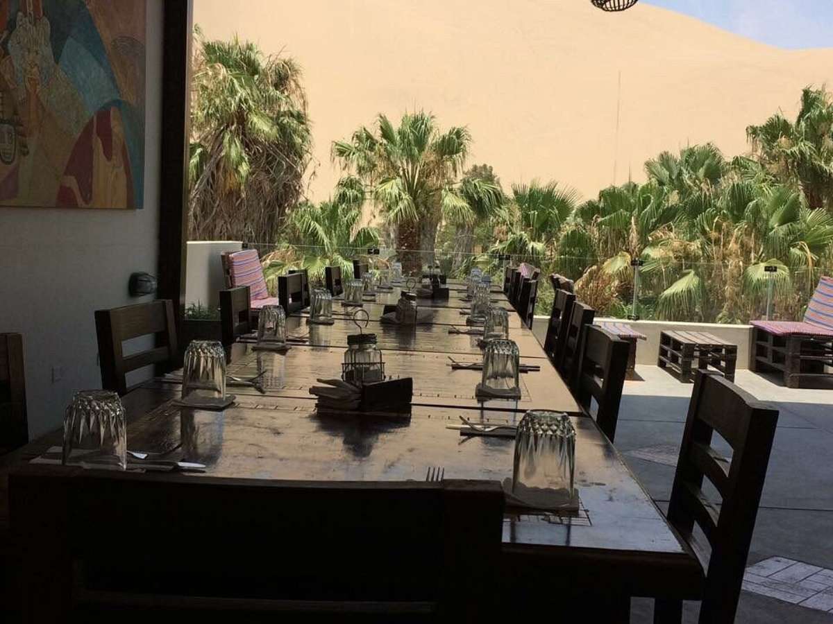 terraza de restaurante con vista a la laguna de Huacachina