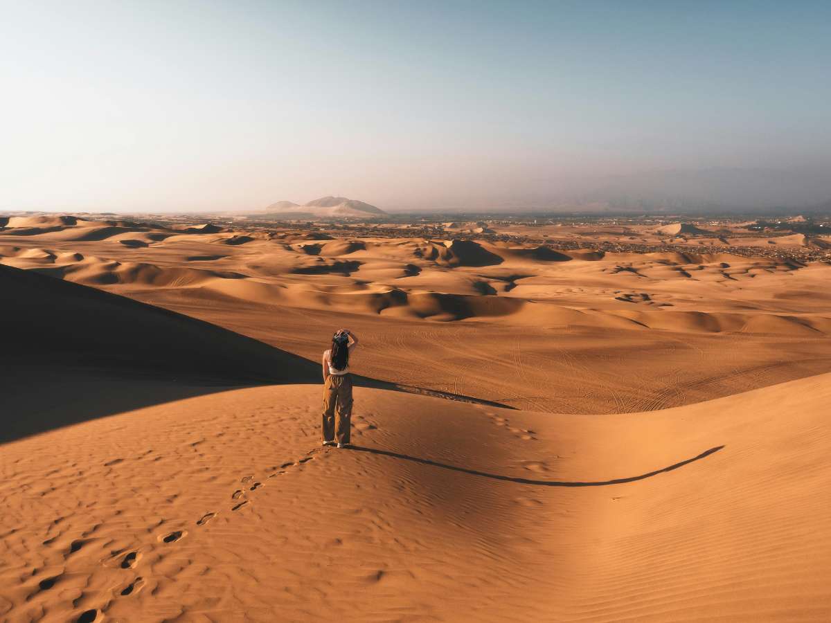 turistas disfrutando el verano en Huacachina