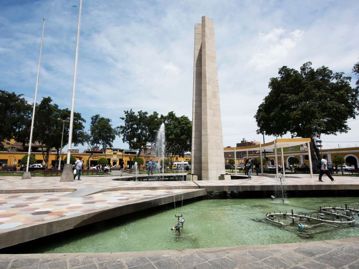 plaza de armas de Ica de día